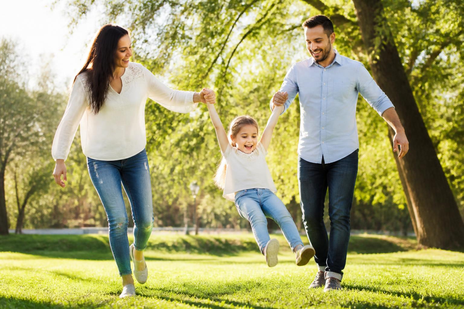 Família feliz e protegida em parque ao ar livre